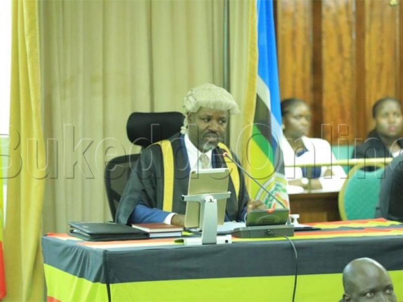 Ababaka beemulugunyizza ku masundiro g'amafuta agaasigala ku kkubo nga ...