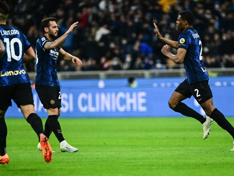 Juve squeeze past Fiorentina to keep pace with leaders Inter